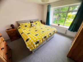 Self-contained ensuite double or twin bedroom in Pentir